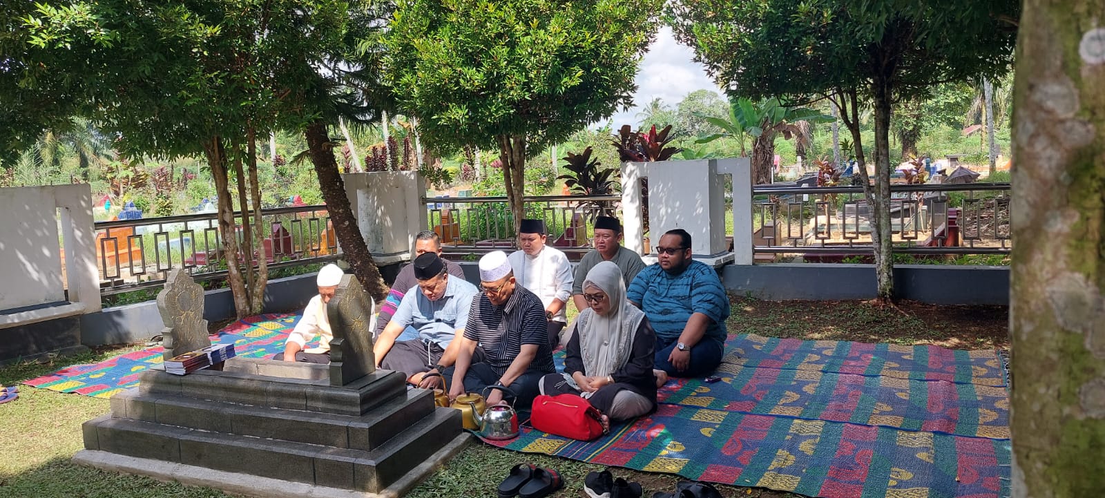 Rusli Zainal Ziarah ke Makam Almarhum H Soegianto, Yopi: Terimakasih Om Rusli Zainal Ziarah ke Makam Almarhum H Soegianto, Yopi: Terimakasih Om