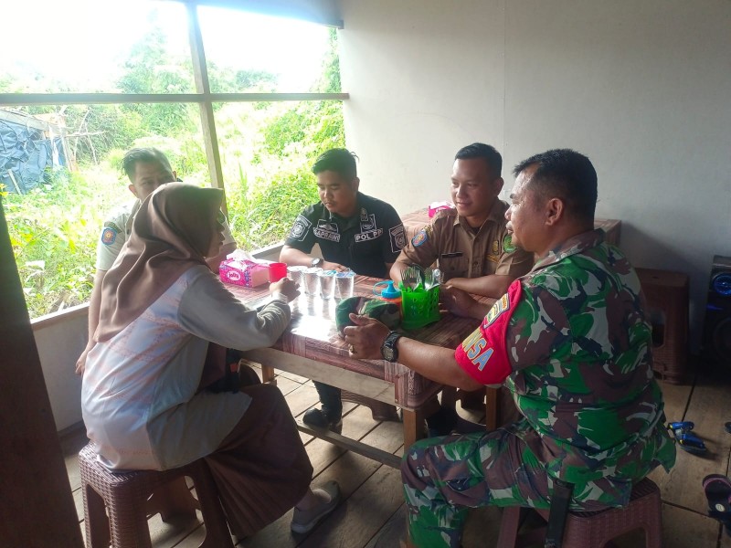 Babinsa Koramil 03/Tpl Aktif Jalin Kemitraan dengan Masyarakat melalui Pengawasan SDM dan Komunikasi Sosial di Kempas