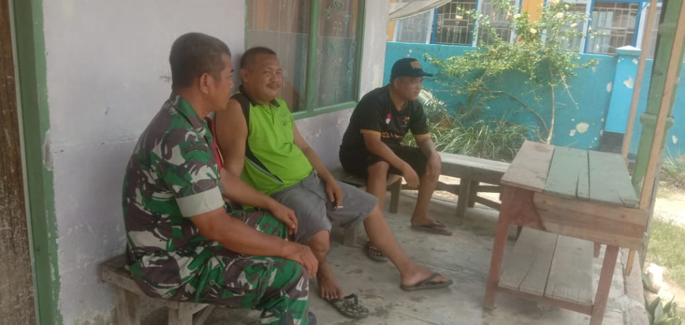 Di Desa Limo Manis, Babinsa Koramil 09/Kmg Jalin Kedekatan dan Kebersamaan Melalui Komsos