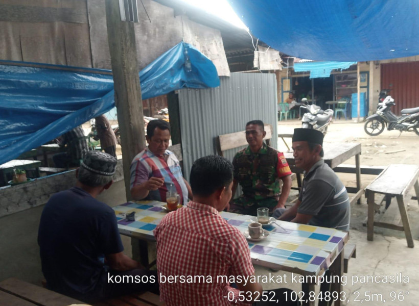Ini Pesan Babinsa Koramil 03/Tpl Serka Hendra Putra Saat Sambangi Tomas dan Ketua RT