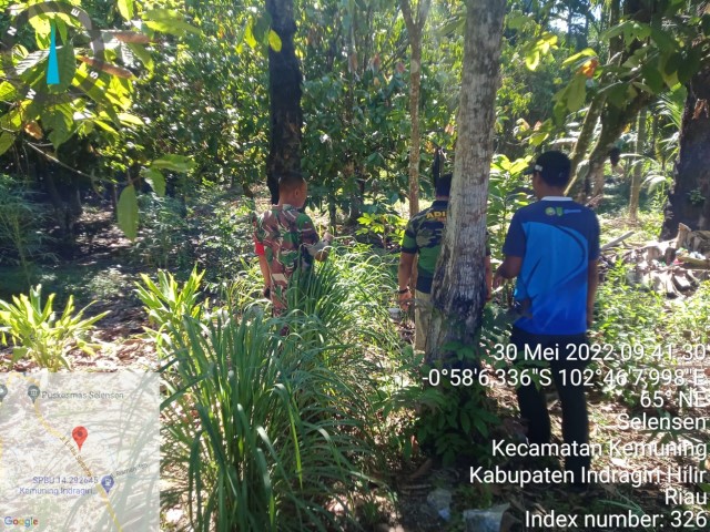 Babinsa Koramil 09/Kemuning Cegah Warga Untuk Membakar Sembarangan