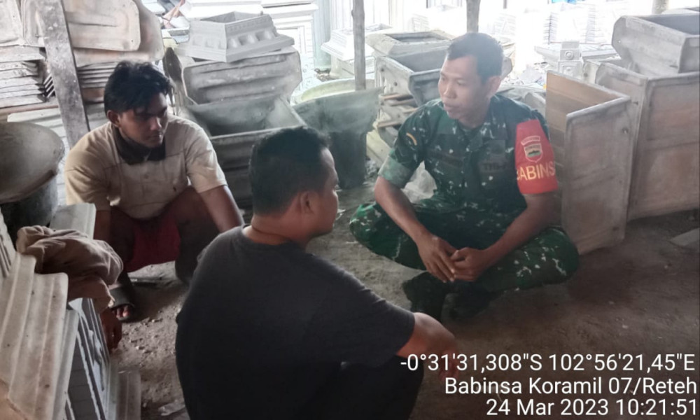 Jalin Silaturahmi dan Sosialisasi Bahaya Karhutla Oleh Babinsa Koramil 07/Reteh Sertu Yadi Yanto