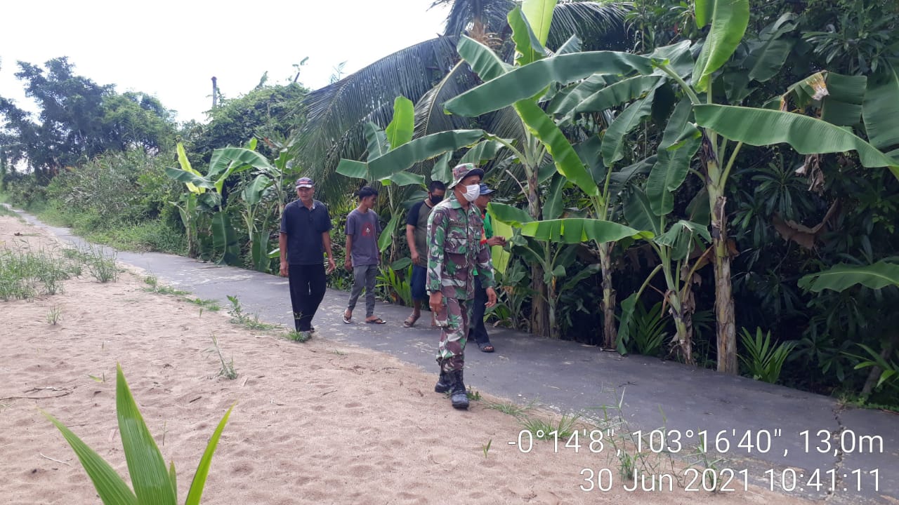 Babinsa Bersama Masyarakat Pantau dan Lakukan Antisipasi Karhutla di Sungai Dusun
