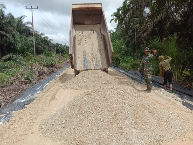 Satgas TMMD ke-123, Personel Koramil 05/Gas Kodim 0314/Inhil Percepat Perbaiki Jalan di Desa Mumpa Kecamatan Tempuling