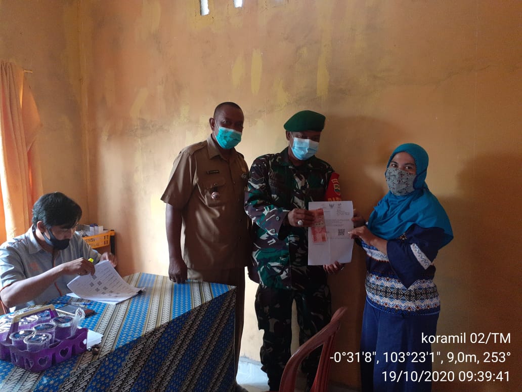 Babinsa Koramil 02/Tanah Merah Dampingi Penyaluran BST di Kuala Enok