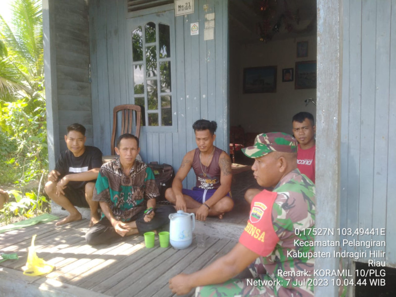 Babinsa Koramil 10/Pelangiran Mengajak Masyarakat Untuk Bergotong Royong Dalam Pembangunan di Binaan