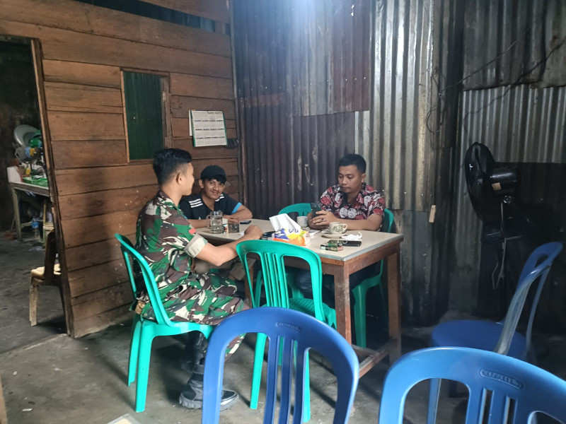 Babinsa Koramil 07/Reteh Gelar Komsos: Bersihkan Lingkungan di Musim Hujan