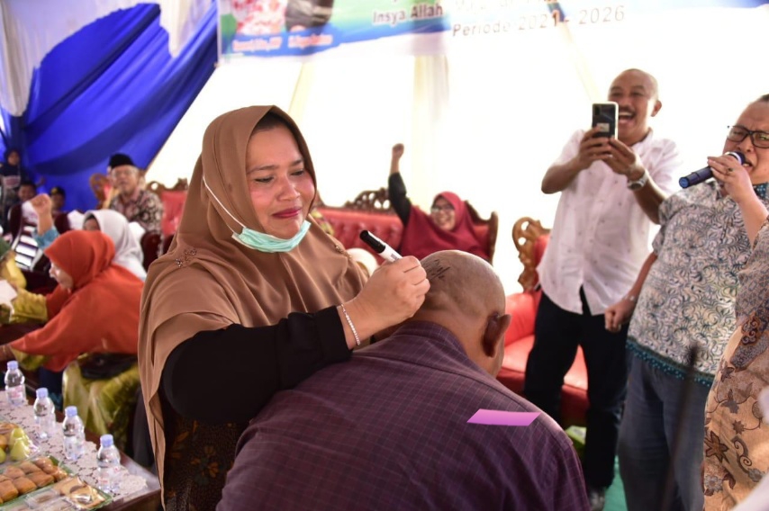 Warga ini Minta Kasmarni Tandatangani Kepala Botaknya, Deklarasi Pemenangan KBS di Simpang Padang