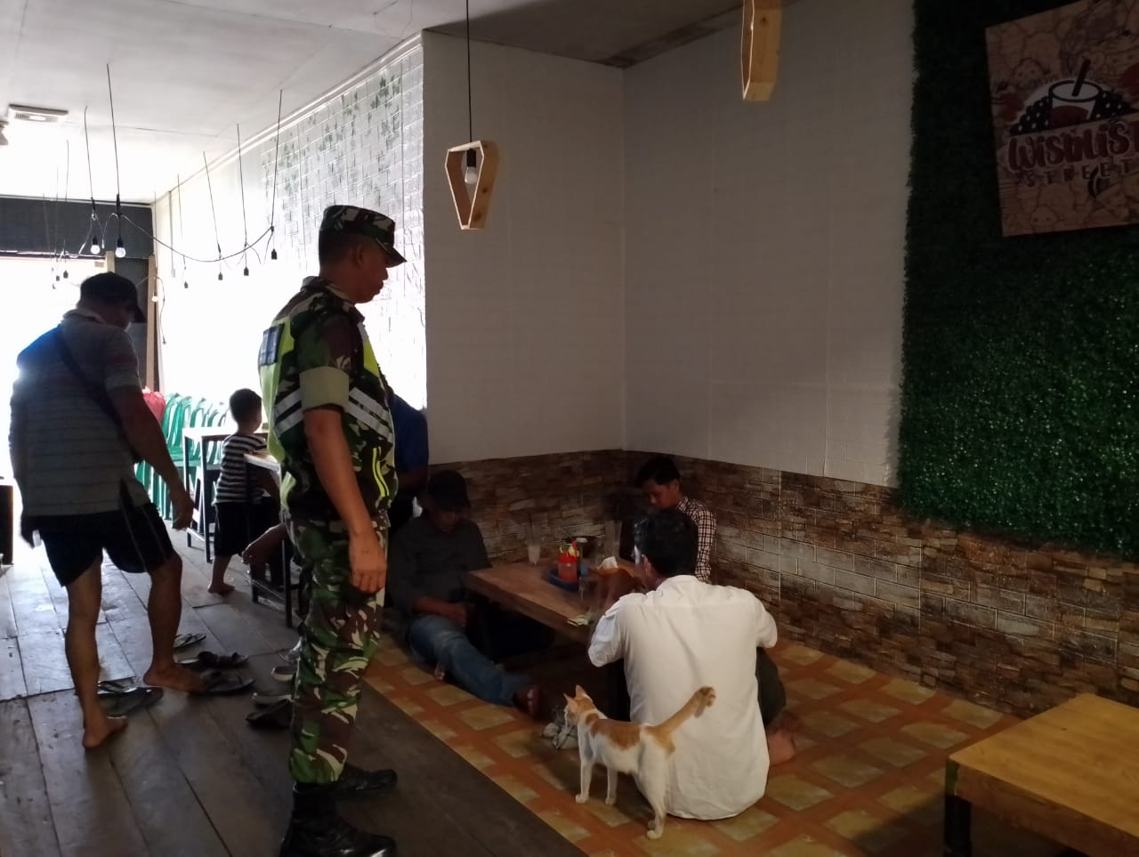 Serma Suhaidi Terapkan Prokes Kepada Warga Setempat