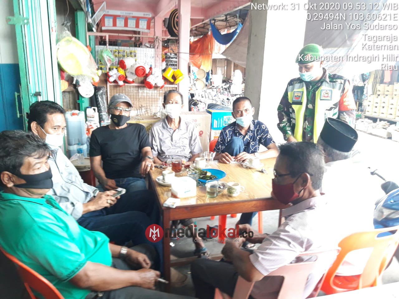 Personil Koramil 06/Kateman Laksanakan Komsos Protkes di Pasar Pagi Sungai Guntung