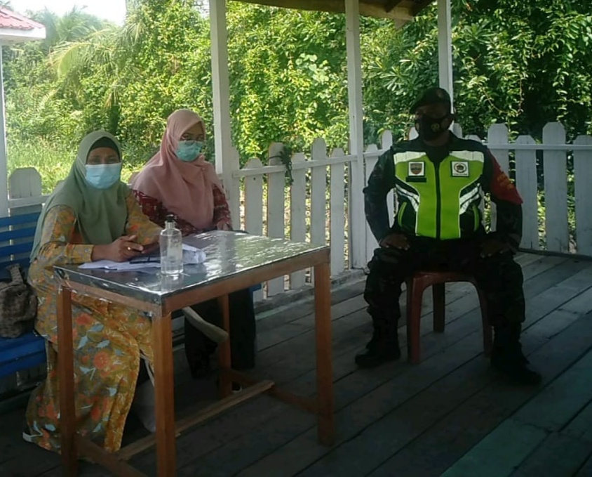 Babinsa 04/Kuindra dan Petugas Puskesmas Lakukan Penegakan Protkes