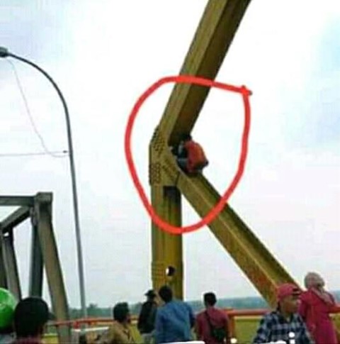 Panjat Jembatan Rumbai dan Bawa Anaknya, Pria di Inhil ini Diduga Ingin Bunuh Diri