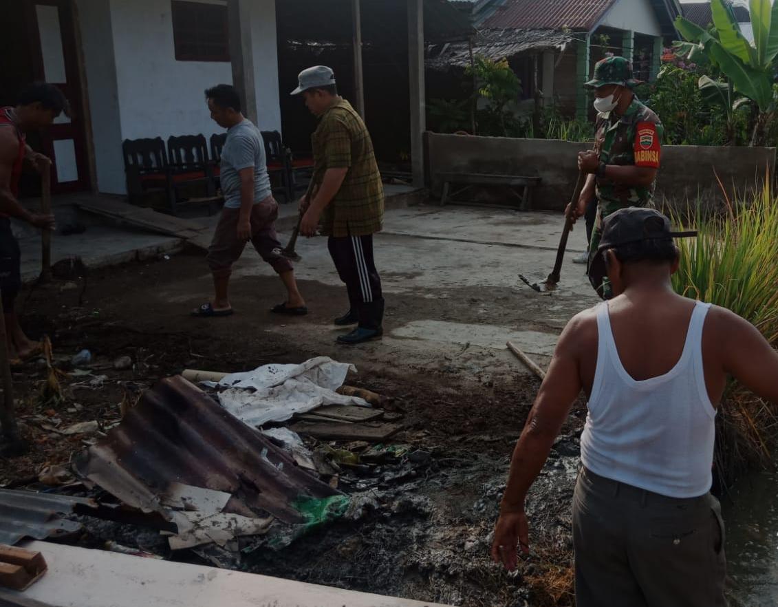 Gotong Royong Di Kampung Pancasila, Babinsa Koramil 03/Tpl Kompak Bersama Warga