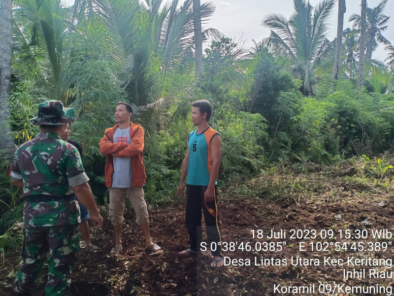 Babinsa Koramil 09/Kemuning Mensosialisasikan dan Patroli Karlahut Secara Rutin