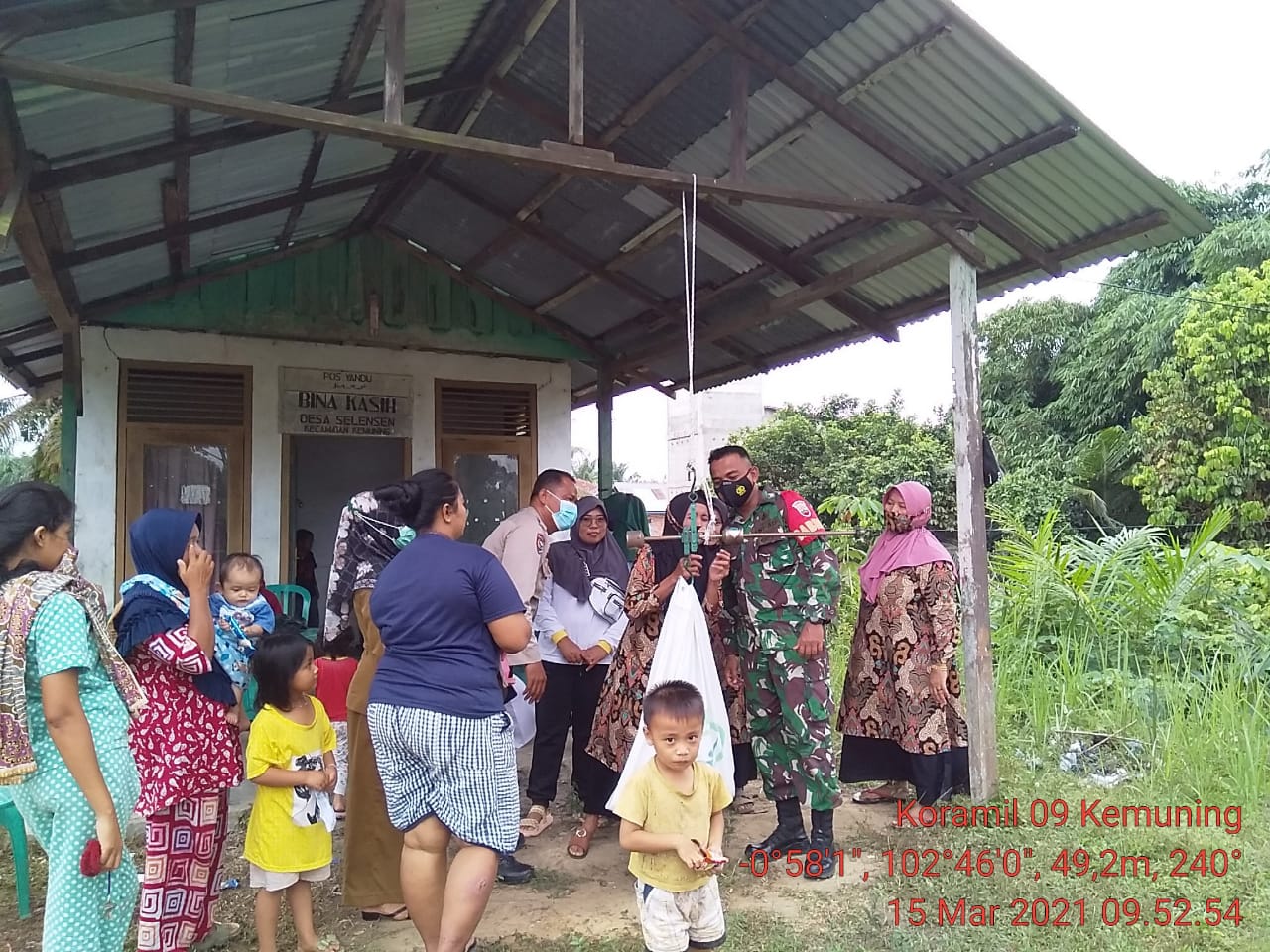 Peduli Akan Kesehatan Ibu dan Anak, Babinsa Koramil 09/Kemuning Lakukan Pendampingan Posyandu