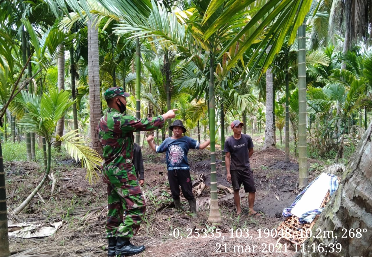 Bersama Warga, Babinsa Koramil 12/Batang Tuaka Pantau Lokasi Rawan Karhutla di Sungai Luar