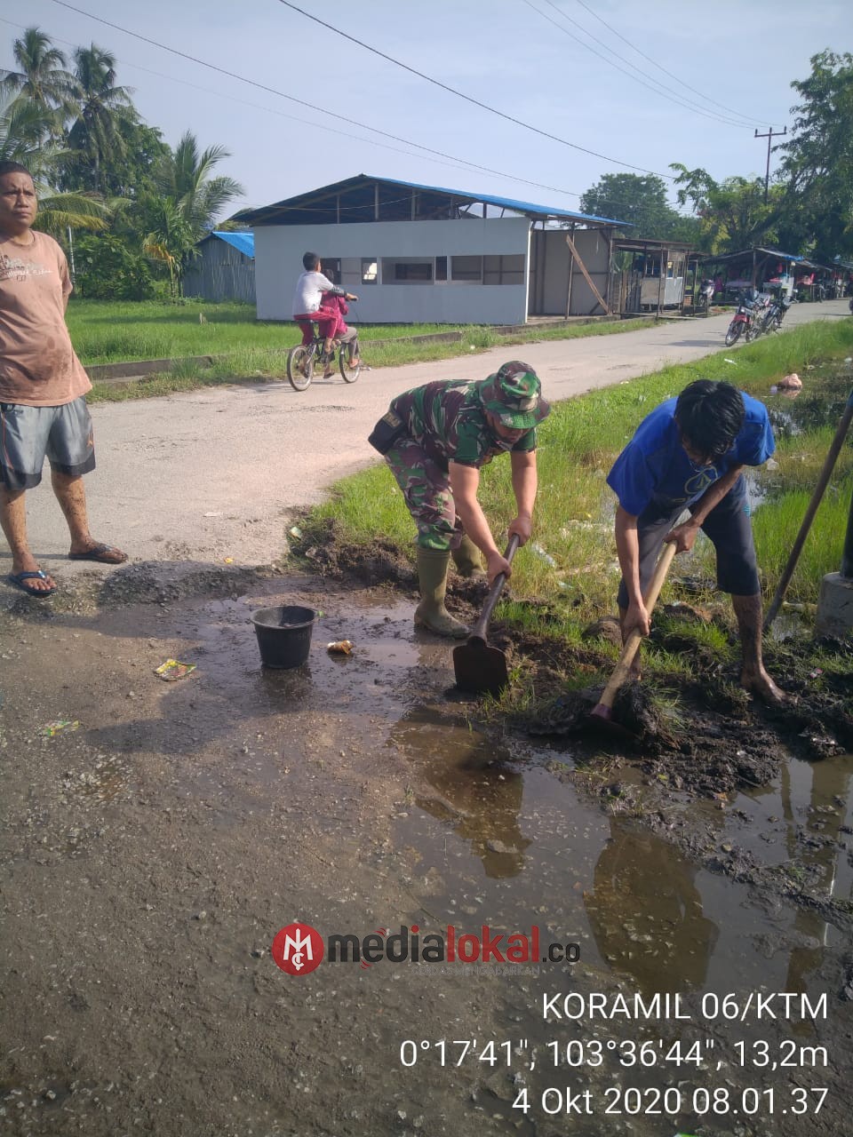 Bersihkan Saluran Air dan Parit, Personil Koramil 06/Kateman Goro Bersama Warga Tagaraja