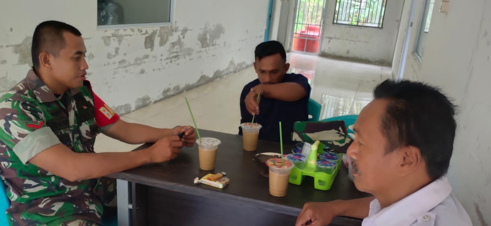 Koramil 07/Reteh Tingkatkan Silaturahmi Antar Sesama Melalui Komsos di Binaan