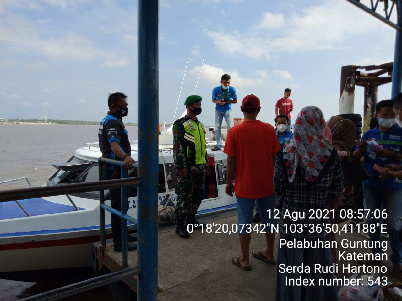Babinsa Koramil 06/Kateman Serda Rudi Lakukan Penegakan Disiplin di Pelabuhan Guntung