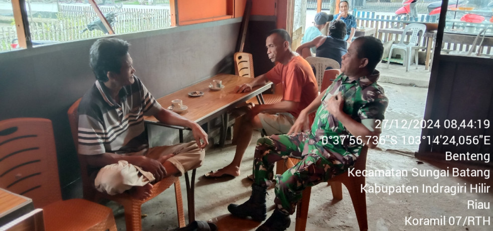 Babinsa Koramil 07/Reteh Gelar Komsos, Fokuskan Kebersamaan Masyarakat Ciptakan Keamanan dan Kebersihan Lingkungan