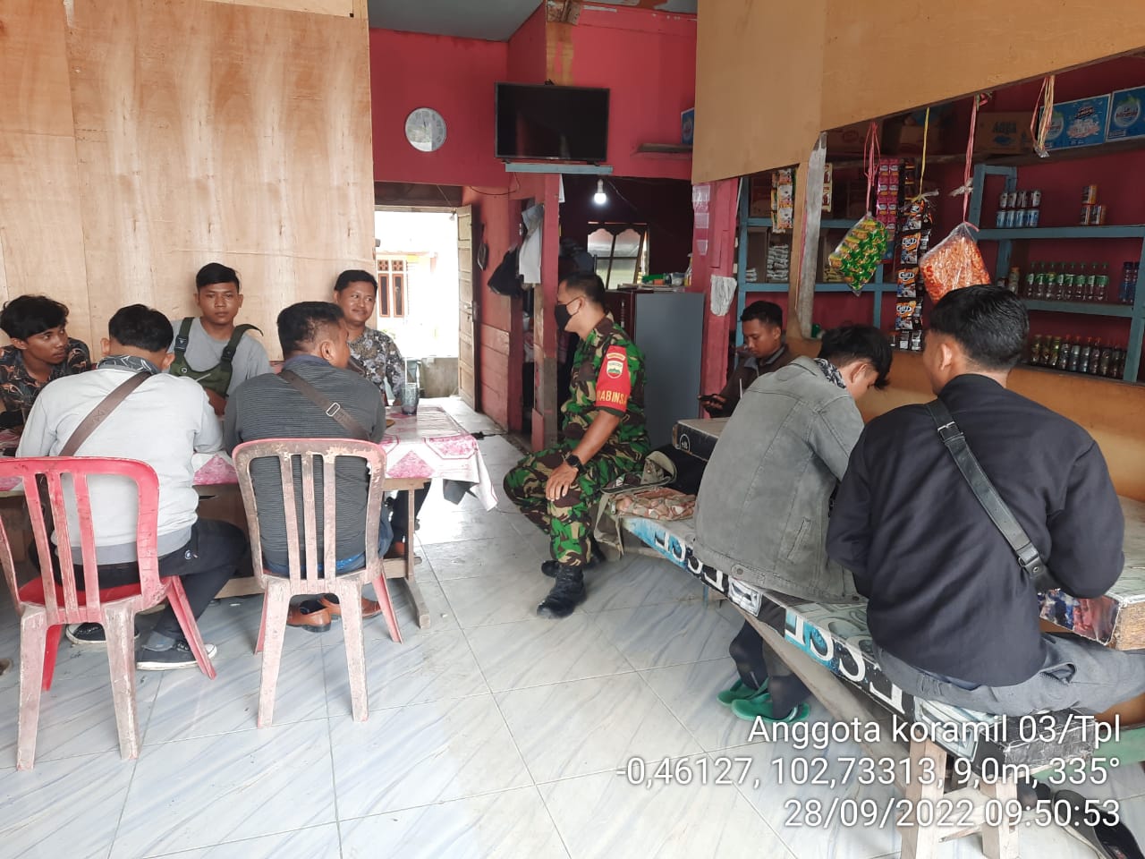 Babinsa Koramil 03/Tempuling Melaksanakan Komsos Bersama Warga Desa Binaan