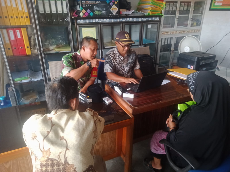 Babinsa Koramil 07/Reteh Terus Jalin Kebersamaan dan Kekompakan Bersama Masyarakat