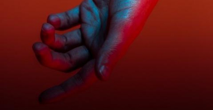 NGERI...! Cekcok Soal Kerjaan, Pria Ini Gigit Jari Temannya Hingga Putus