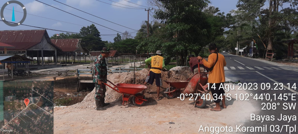Babinsa 03/Tpl Bersama Warga Gotong Royong Timbun Jalan Area Pasar