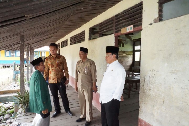 Tinjau Kondisi Memprihatinkan SDN 011 Desa Sungai Ambat Enok, ini Kata Bupati Wardan 