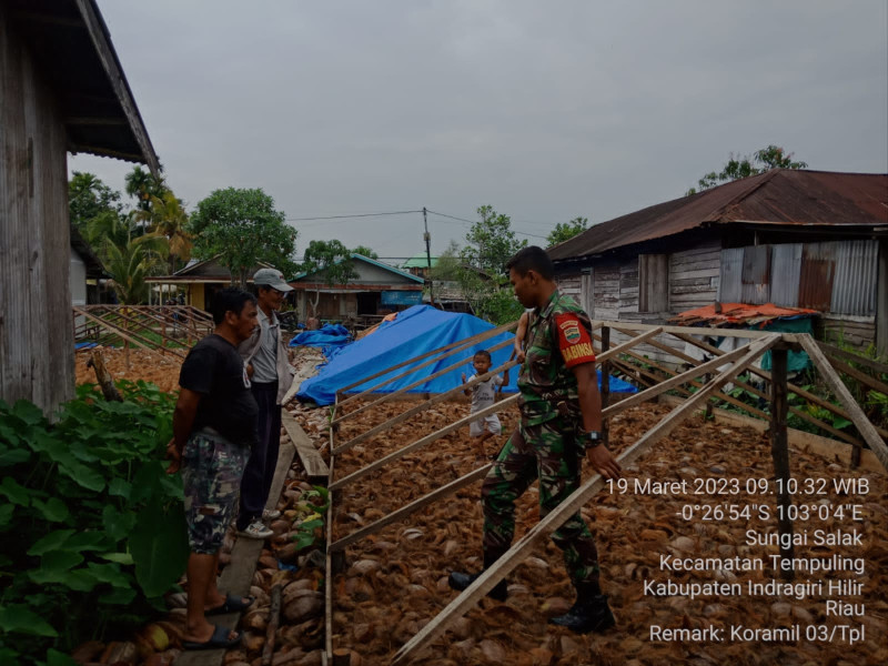 Babinsa Koramil 03/Tpl Sambangi Petani Kopra Di Wilayah Binaan
