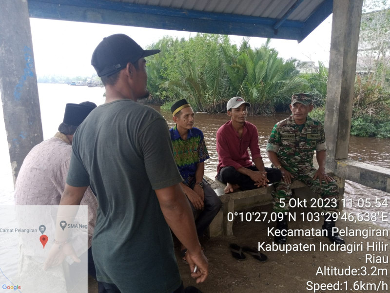 Demi Jaga Hubungan Baik, Babinsa Koramil 10/Pelangiran Rutin Melihat Perkembangan Situasi Wilayah