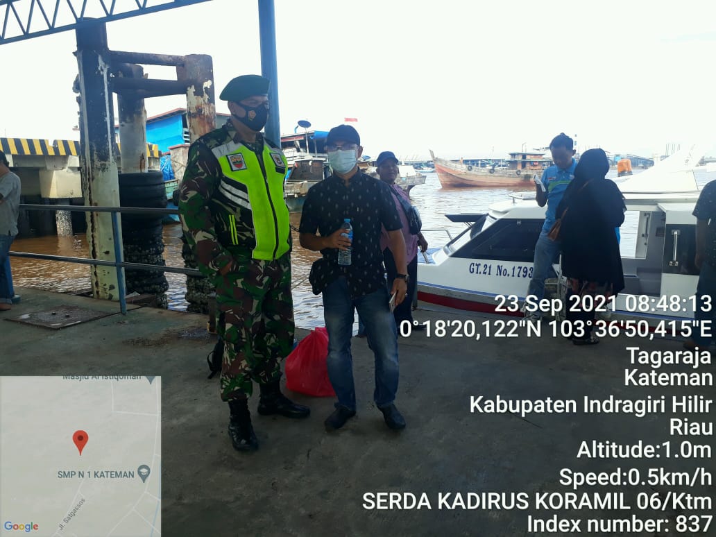 TNI Koramil 06/Kateman Serda Kadirus Ingatkan Prokes ke Masyarakat di Pelabuhan Syahbandar