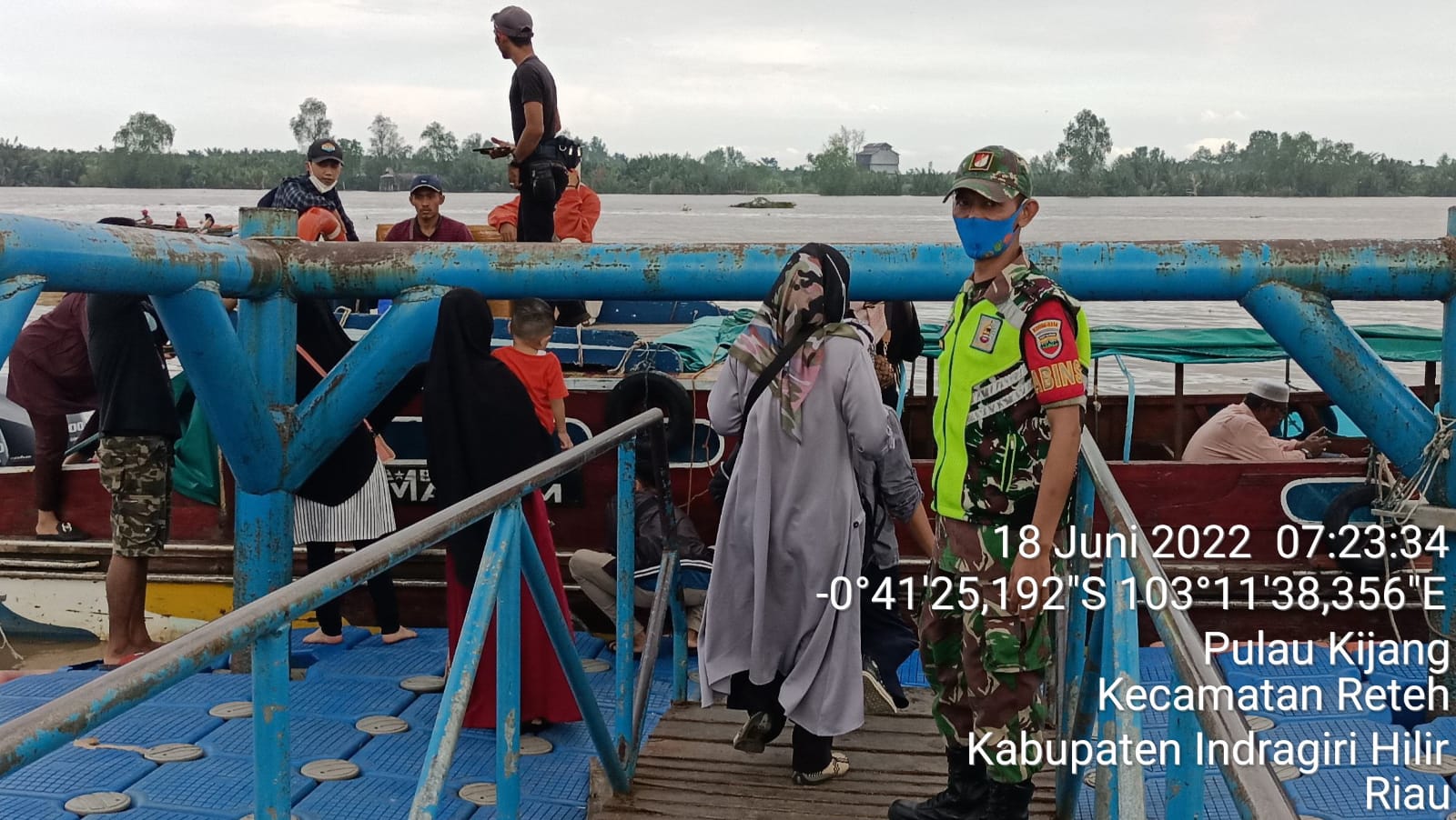 Pengawasan Terhadap Penumpang Pelabuhan LKMD dan Himbauan Prokes Oleh Babinsa Koramil 07/Reteh