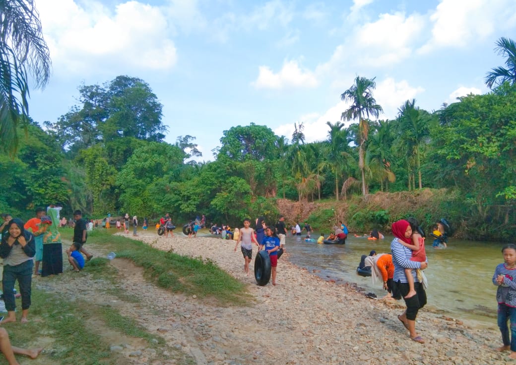 Wisatawan Lokal Ramaikan Pemandian Alam Tepian Napagh Kuniang