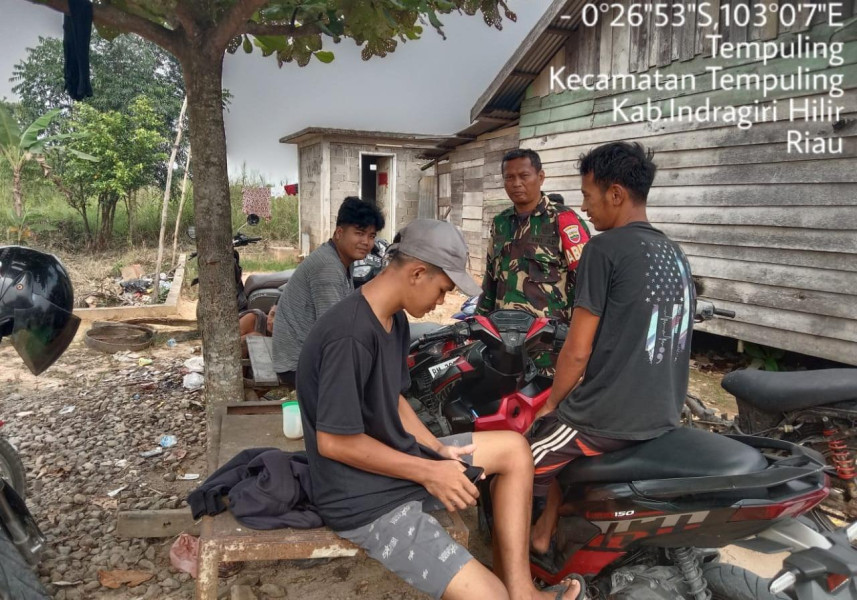 Babinsa Koramil 03/Tpl Serka Nuryadi Komsos Dengan Pemuda di Desa Binaan