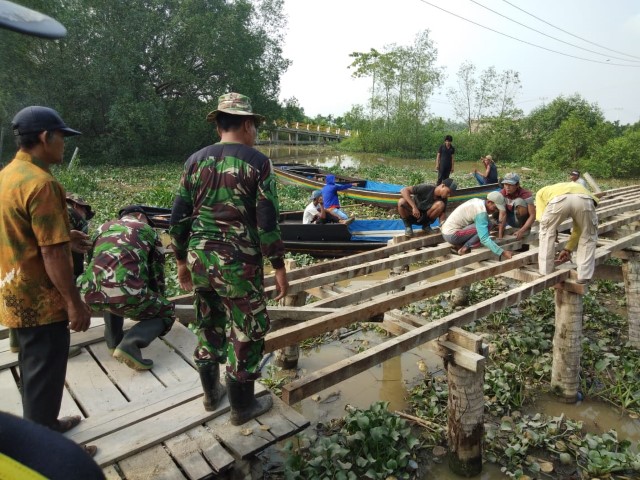 Bersama Masyarakat, Kodim 0314 Inhil Pindahkan Jembatan Darurat TMMD 101 ke Sungai Pinang