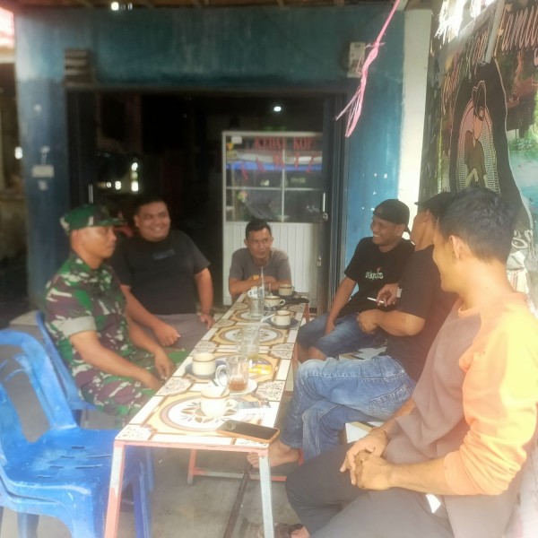 Babinsa Serda Denny S Jalin Silaturahmi dengan Masyarakat di Kampung Pancasila, Wujudkan Kamtibmas yang Kondusif