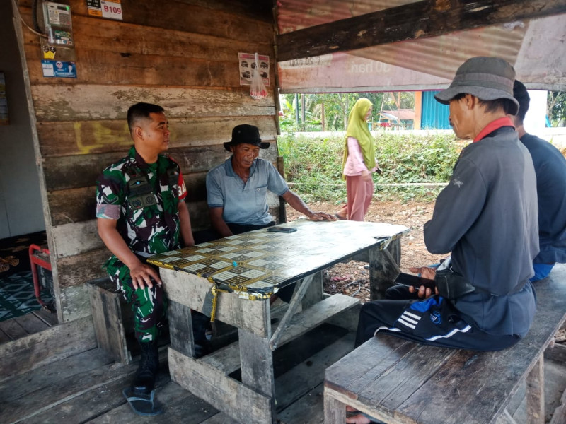 Lakukan Komsos, Babinsa Koramil 03/Tpl Sambangi Rumah Kepala Dusun di Wilayah Desa Binaan