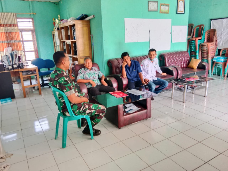 Babinsa Koramil 09/Kemuning Bersama Aparat Desa dan Warga Tegakkan Komunikasi Yang Baik Antar Sesama