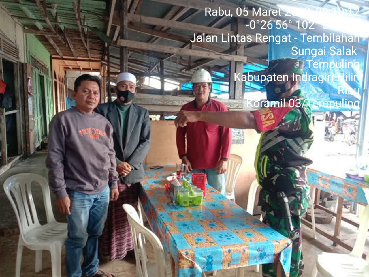 Wujudkan Kemanunggalan TNI-Rakyat Babinsa 03/Tempuling Laksanakan Komsos dengan Warga Desa Binaan
