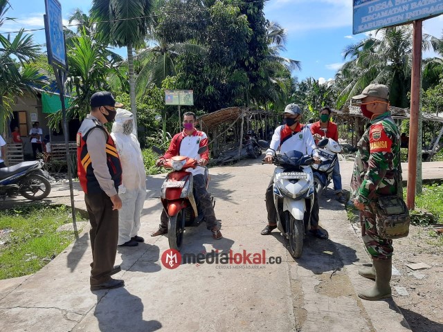 Ciptakan Masyarakat Produktif Aman Covid-19, Babinsa Koramil 12/Batang Tuaka Siaga Penjagaan