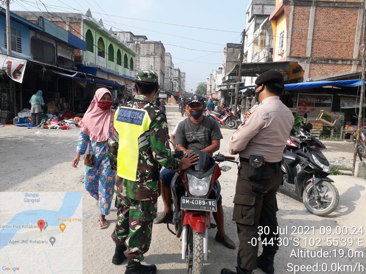 Tekan Penyebaran Covid-19, Babinsa 09/Kemuning dan Bhabinkamtibmas Lakukan Penegakan Prokes