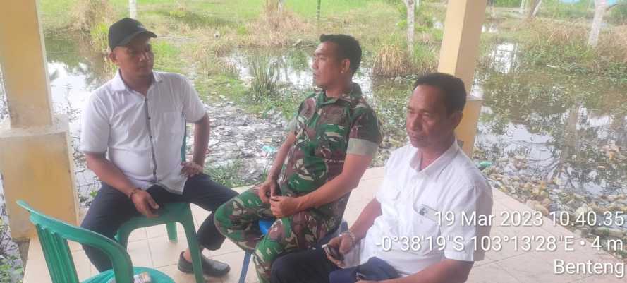 Koramil 07/Reteh, Sertu Bendri Tegakkan Komsos Bersama Petani di Desa