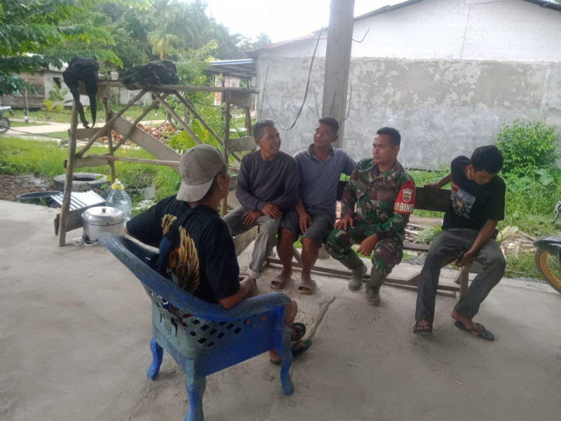 Bersama Warga, Babinsa Koramil 05/Gas Praka Joli Hutasoit Komsos Di Warung Kopi Eratkan Silaturahmi