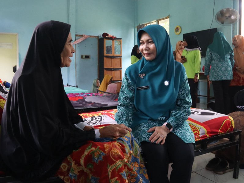 Sempena  Peringatan HKG ke-53 dan Bakti Lansia, Ketua TP. PKK Inhil Berikan Santunan dan Tali Asih