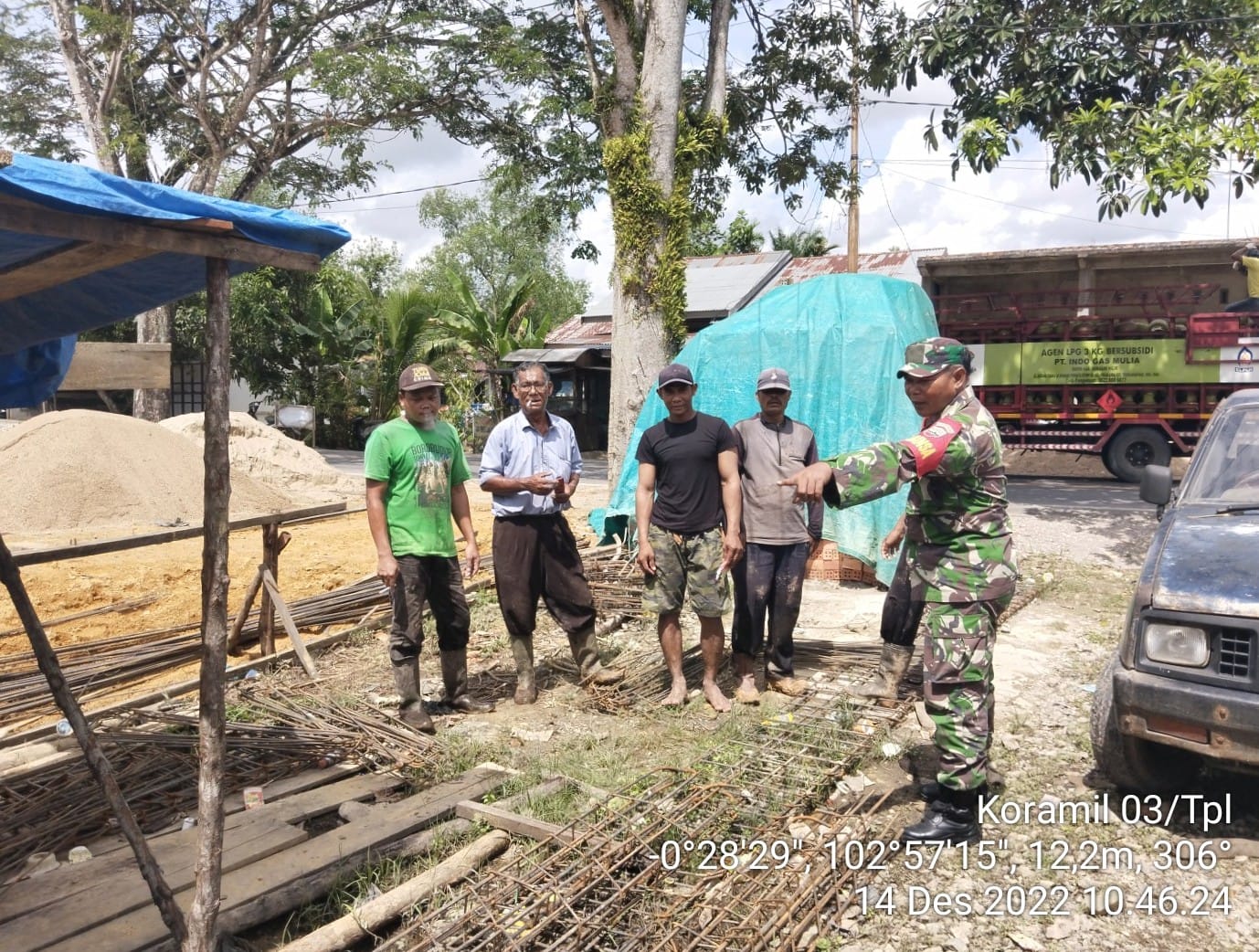 Berbagi Pengalaman, Babinsa 03/Tpl Komsos Bersama Tukang Kayu di Desa Binaannya