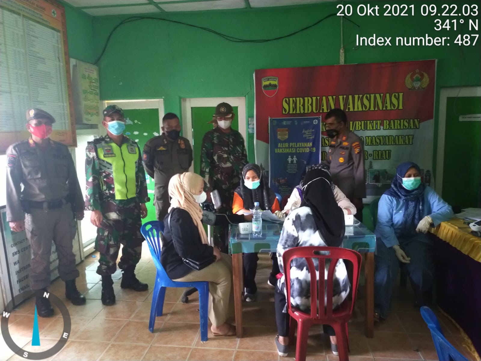 Bersinergi, Koramil 07/Reteh Bersama Polsek Reteh Amankan Vaksinasi