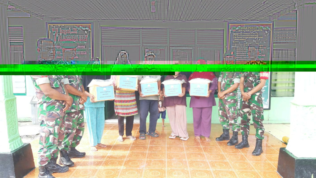 Jumat Berkah, Babinsa Koramil 09/Kmg Bagikan Sembako Kepada Kaum Dhuafa