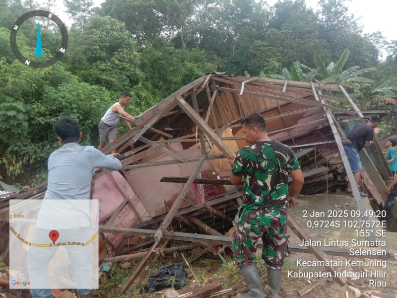 Koramil 09/Kemuning Bantu Perbaiki Rumah Warga yang Roboh Akibat Banjir