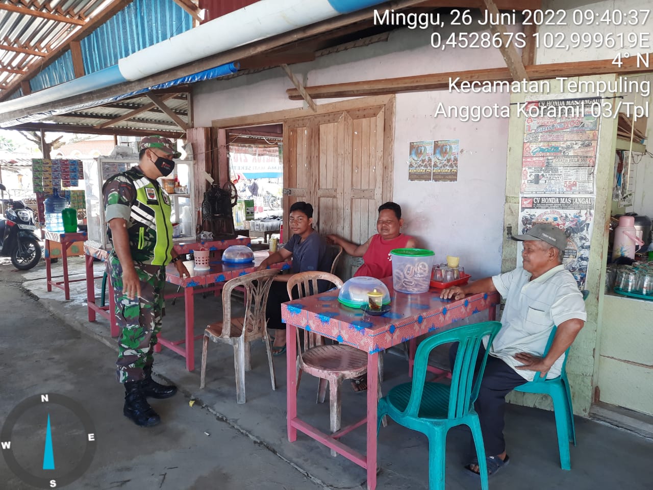 Komsos dan Patroli Babinsa 03/Tempuling Pantau Wilayah